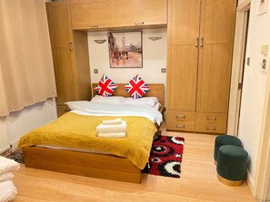 1 bedroom, iron/ironing board, WiFi, bed sheets - 1 Bed Flat - Sleeps 3 - Wifi (London)