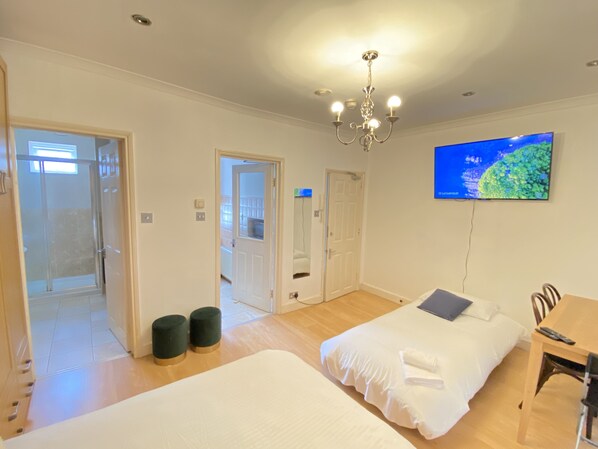 1 bedroom, iron/ironing board, WiFi, bed sheets - 1 Bed Flat - Sleeps 3 - Wifi (London)
