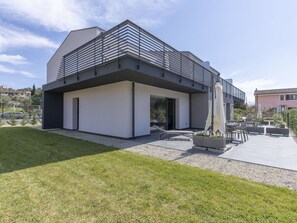 Outdoor dining - Beautiful apartment for 6 people with pool, A/C, WIFI, TV, terrace and pets allowed (Imperia)
