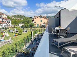 Outdoor dining - Cosy apartment for 4 people with pool, WIFI, A/C, TV, terrace and pets allowed (Imperia)