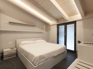 1 bedroom, iron/ironing board, travel cot, free WiFi