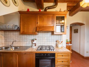 Een oven, een vaatwasser