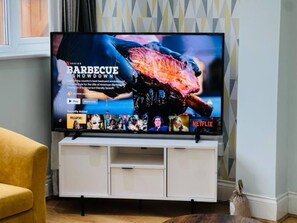 Interior - 4 Bed House - Sleeps 9 - Garden - Parking - Wifi (Birmingham)