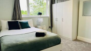 4 bedrooms, iron/ironing board, WiFi, bed sheets