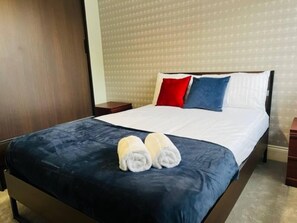 4 habitaciones, tabla de planchar con plancha, wifi y ropa de cama 