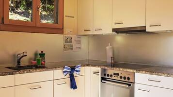 Mikrowelle, Ofen, Geschirrspüler, Hochstuhl