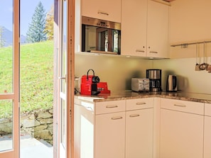 Mikrobølgeovn, ovn, opvaskemaskine, højstol