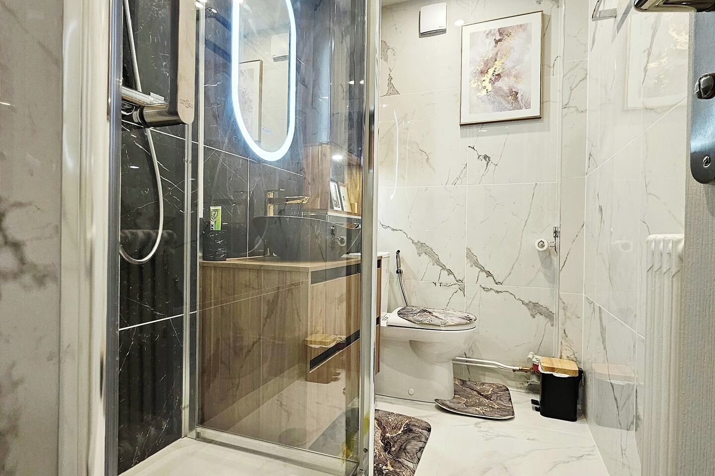 Douche, sèche-cheveux, serviettes fournies, savon