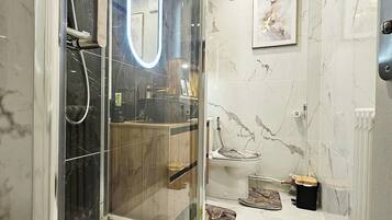 Douche, sĂšche-cheveux, serviettes fournies, savon