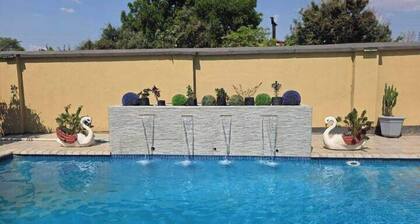 Cottage - Sleeps 4 - Pool - Near Airport