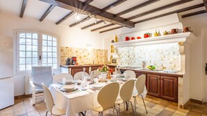 Dining - Beautiful apartment for 8 guests with WIFI, pool, TV, patio and pets allowed (Fréjus)