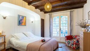 A bedroom with a bed, a chair, a desk, and a window. - Beautiful apartment for 8 guests with WIFI, pool, TV, patio and pets allowed (Fréjus)