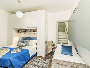 1 bedroom, travel crib