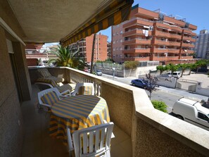 Outdoor dining - Beautiful apartment for 4 guests with pool, A/C, WIFI, TV and terrace (Salou)