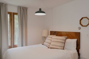 4 bedrooms, travel crib, free WiFi, bed sheets - Voted BEST Vacation Rental > Hot Tub + the Gunks (New Paltz)