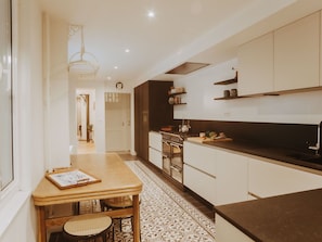 Mikrowelle, Ofen, Geschirrspüler, Toaster