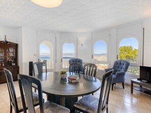 Dining - Beautiful private villa for 6 guests with TV, patio and pets allowed (Roses)