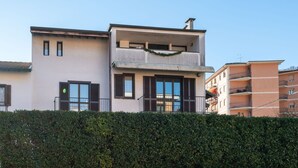 A modern two-story building with a flat roof, large windows, and a balcony. - Beautiful apartment for 4 people with WIFI, TV, balcony and pets allowed (Nonio)