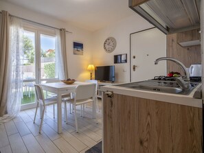 Een microgolfoven, een oven, een broodrooster, een kinderstoel