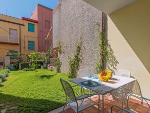 Outdoor dining - Beautiful apartment for 4 guests with WIFI, TV and terrace (Siniscola)