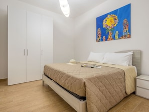 2 bedrooms, iron/ironing board, travel cot, free WiFi