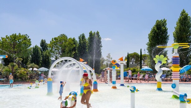 Um parque aquático com diversas estruturas de recreação e uma área de piscina.