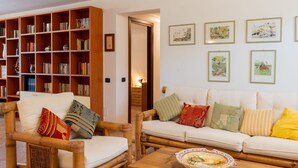 A living room with a sofa, two chairs, a coffee table, and a bookshelf. - Stunning private villa for 6 people with private pool, A/C, WIFI, TV, patio and pets allowed (Canale Monterano)