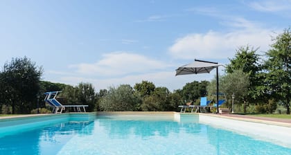 Wonderful private villa with WIFI, private pool, A/C, TV, patio, pets allowed and parking
