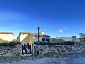Exterior - Stunning private villa for 6 guests with A/C, TV, terrace and panoramic view (Arzachena)