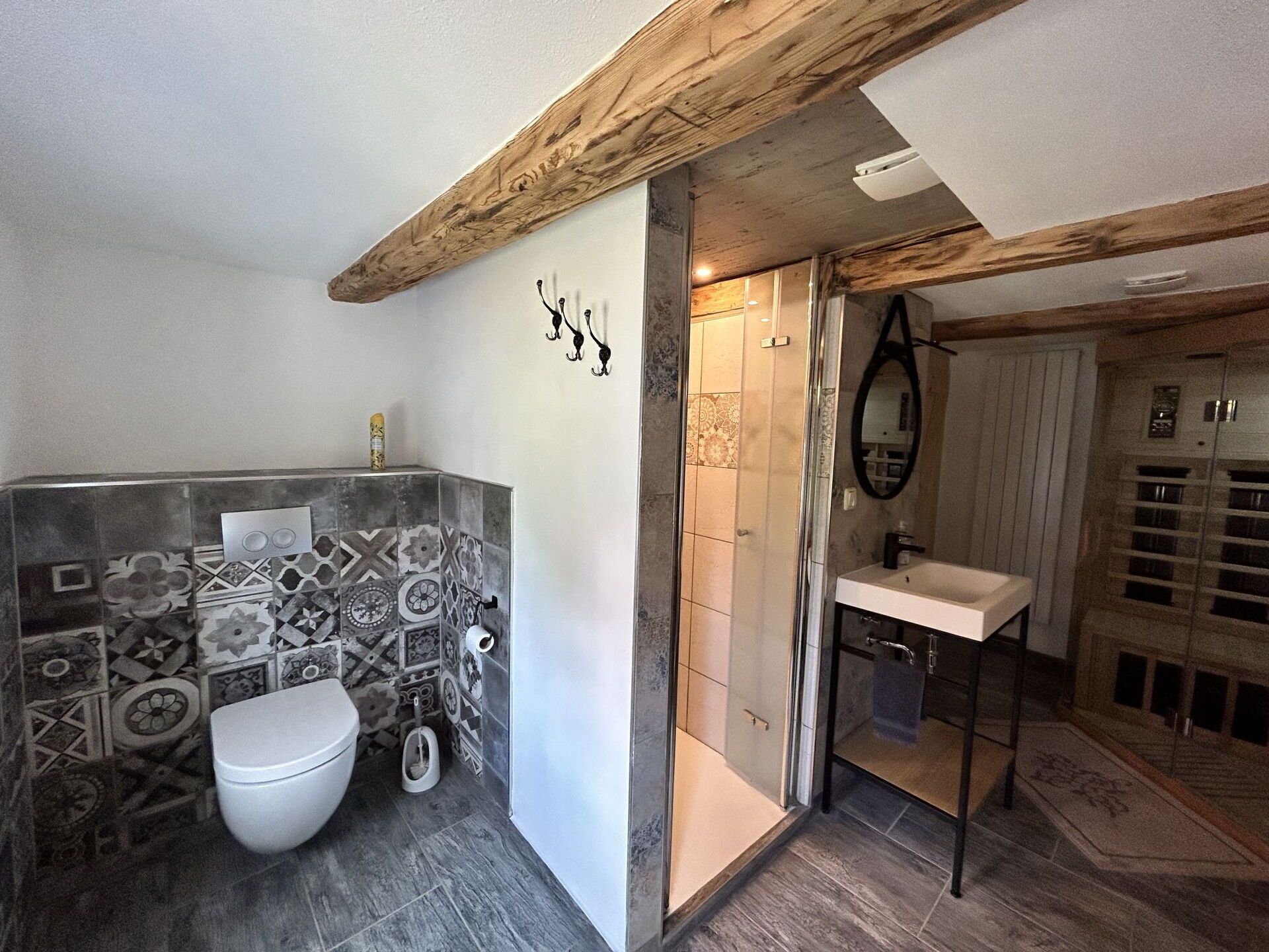 Een badkamer met toilet, douche en wastafel.