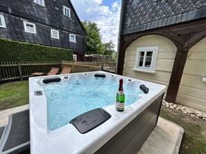 Outdoor spa tub - Cosy apartment for 5 guests with WIFI, hot tub, TV, patio and pets allowed (Zittau)
