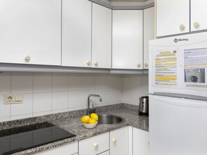 Mikrobølgeovn, ovn og høy barnestol