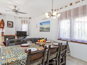 Dining - Stunning private villa for 6 guests with private pool, WIFI, A/C, TV and patio (L'ametlla De Mar)
