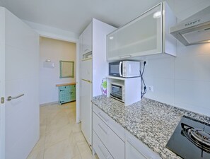 Microondas, horno y periquera 