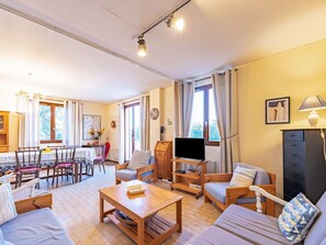 TV - Stunning private villa for 6 guests with WIFI, TV, terrace and pets allowed (Cavalaire-sur-mer)