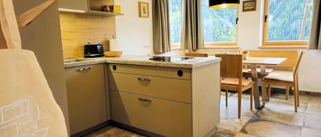 Mikrowelle, Ofen, Geschirrspüler, Hochstuhl