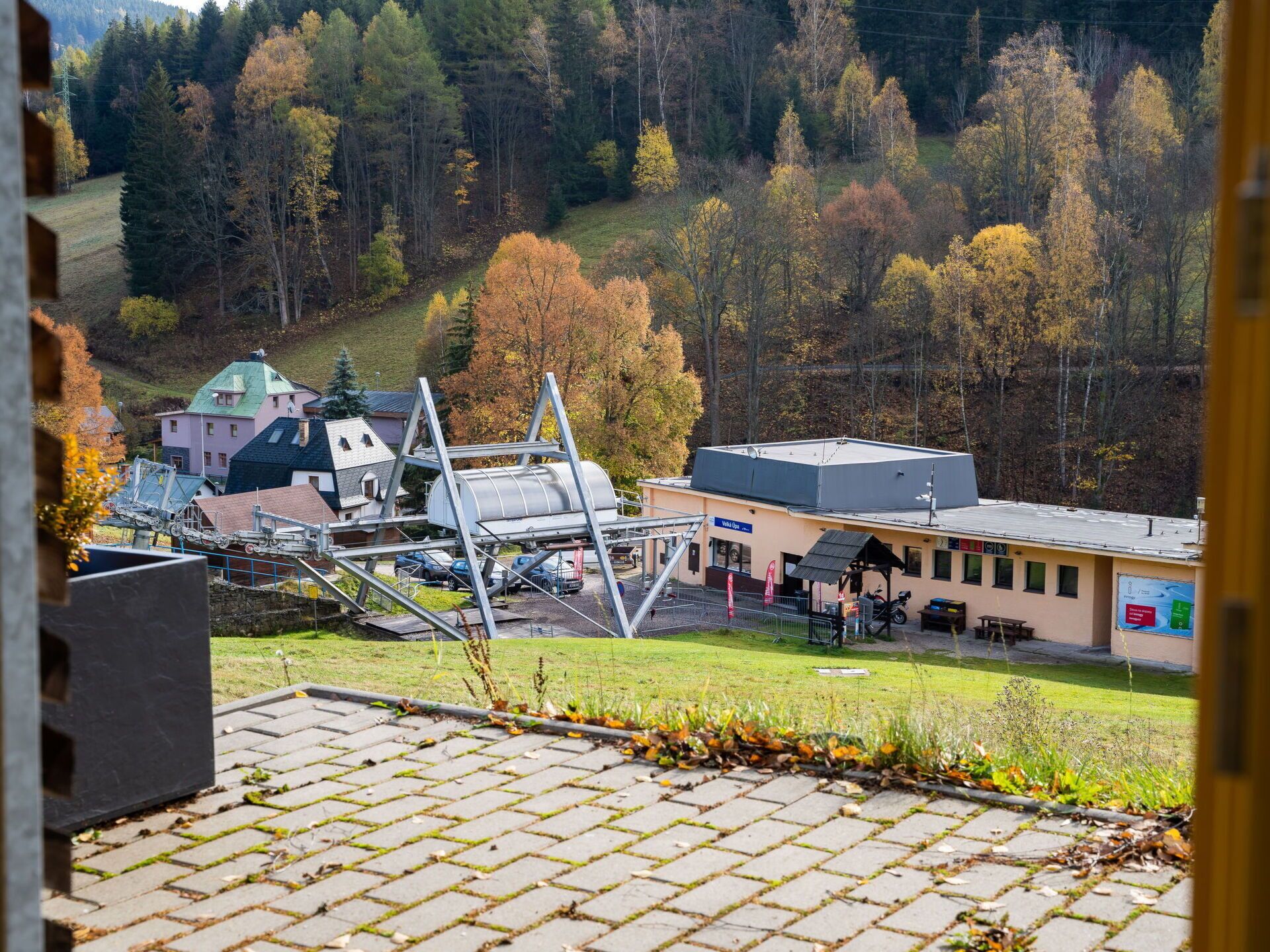 Wasser, Pflanze, Himmel, Gebäude, Schwimmbad, Baum, Azurblau, Fenster, Grundeigentum, Freizeit