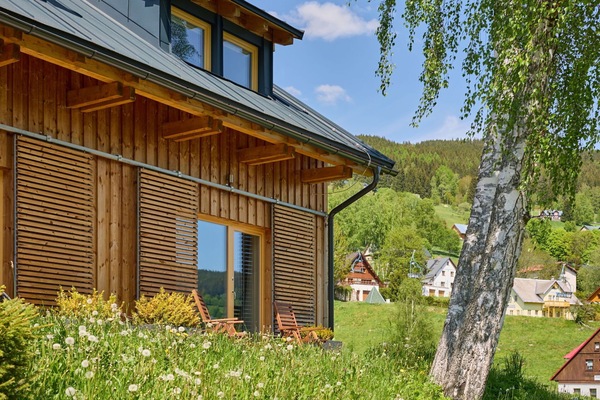 Pflanze, Himmel, Gebäude, Blume, Fenster, Wolke, Natürliche Landschaft, Haus, Holz, Vegetation