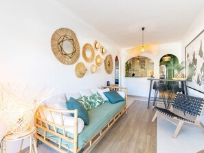 TV - Nice apartment for 4 people with pool, WIFI, A/C, TV, terrace and pets allowed (Empuriabrava)