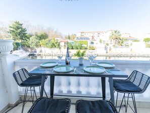 Outdoor dining - Nice apartment for 4 people with pool, WIFI, A/C, TV, terrace and pets allowed (Empuriabrava)