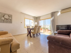 TV - Lovely apartment for 6 guests with WIFI, A/C, pool, TV and terrace (Salou)