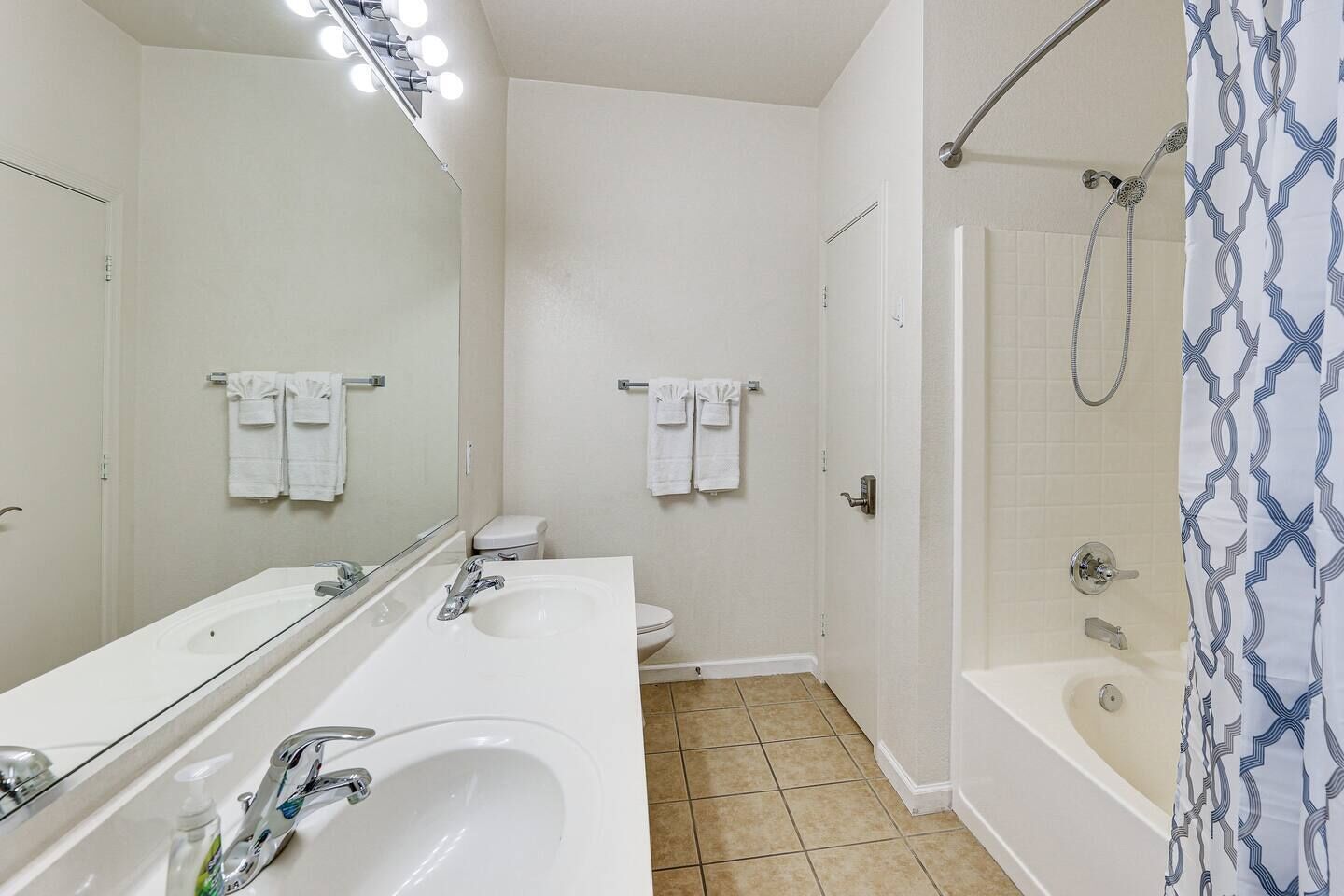 Secadora de cabello y papel de baño 