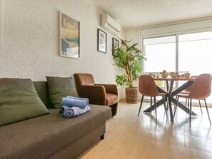 TV - Nice apartment for 4 people with pool, A/C, TV and terrace (Miami Platja)
