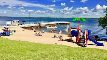Chaises longues, serviettes de plage
