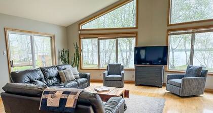 Lac du Lakehouse - Spacious 3bdrm, 2bath Waterfront home on Wpg River in LDB