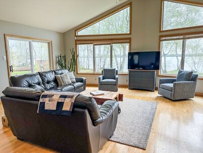 Lac du Lakehouse -  Spacious 3bdrm, 2bath Waterfront home on Wpg River in LDB