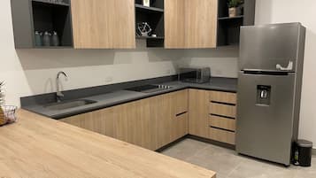 Een koelkast, een microgolfoven, een koffiezetapparaat/waterkoker