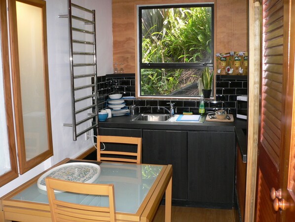 Kjøleskap, mikrobølgeovn, kokeplater og vannkoker