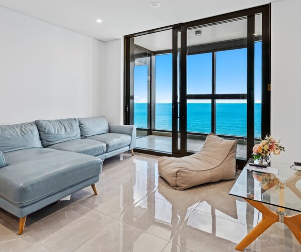 Leilighet – standard, havutsikt | Oppholdsområde | En 50-tommers smart-TV med digitale kanaler