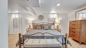 4 bedrooms, iron/ironing board, WiFi, bed sheets